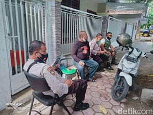 Situasi Rumah Ibunda Mahfud Md Setelah Digeruduk Massa Beratribut FPI Situasi Rumah Ibunda Mahfud Md Setelah Digeruduk Massa Beratribut FPI