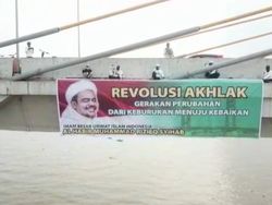 FPI Sumsel Ngaku Tak Tahu Pemasang Spanduk Habib Rizieq di Jembatan Ampera