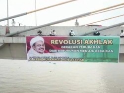 FPI Sumsel Ngaku Tak Tahu Pemasang Spanduk Habib Rizieq di Jembatan Ampera