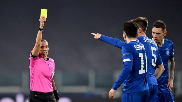 TURIN, ITALY - DECEMBER 02: Match Referee, Stephanie Frappart shows a yellow card during the UEFA Champions League Group G stage match between Juventus and Dynamo Kyiv at Allianz Stadium on December 02, 2020 in Turin, Italy. Sporting stadiums around Italy remain under strict restrictions due to the Coronavirus Pandemic as Government social distancing laws prohibit fans inside venues resulting in games being played behind closed doors. (Photo by Valerio Pennicino/Getty Images)