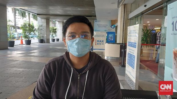 Karyawan toko ritel, Fahri (25) tak begitu peduli dengan pemangkasan libur akhir tahun karena dirinya tetap bekerja seperti biasa.