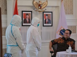PKB-PAN DKI Tak Persoalkan Foto Anies Tak Bermasker Bareng Petugas Ber-APD