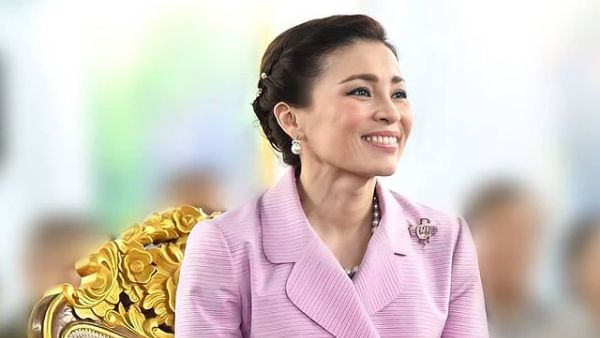 Foto: Adu Gaya 2 Istri Raja Thailand: Ratu Suthida Vs. Selir Sineenat