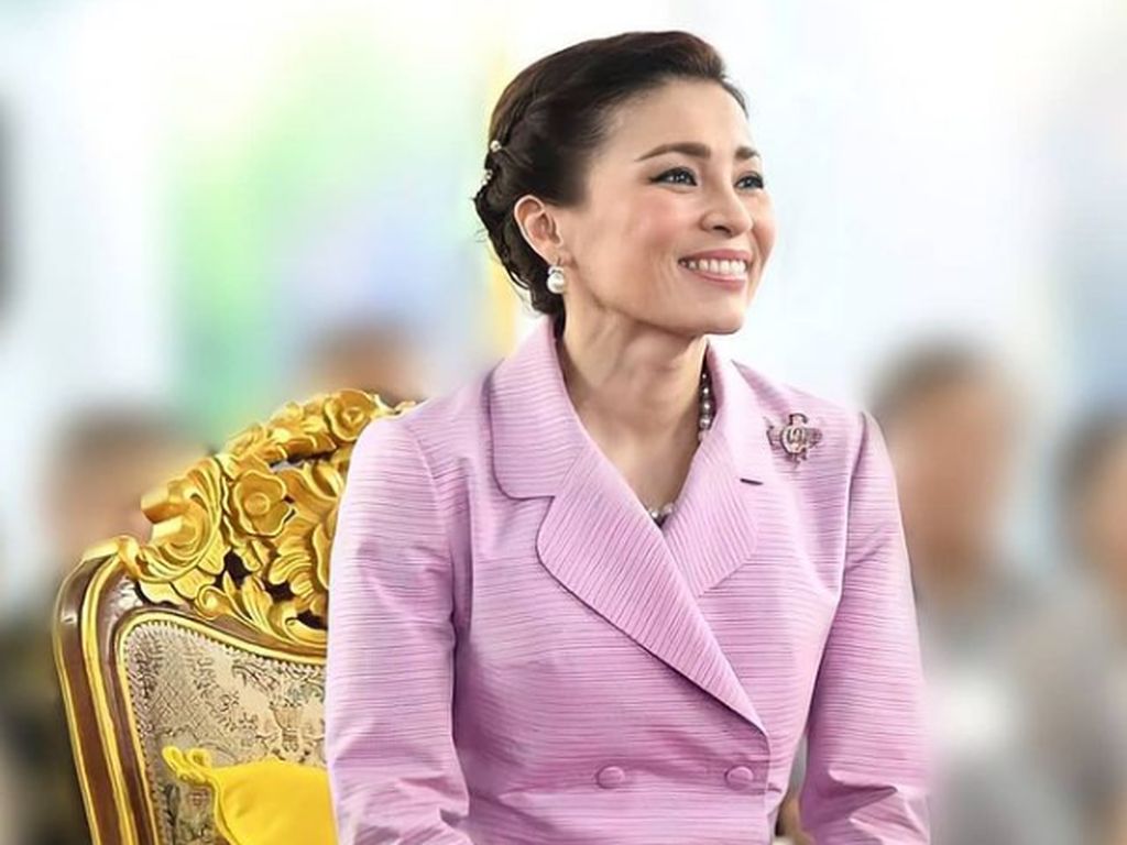 Foto: Adu Gaya 2 Istri Raja Thailand: Ratu Suthida Vs. Selir Sineenat Foto: Adu Gaya 2 Istri Raja Thailand: Ratu Suthida Vs. Selir Sineenat
