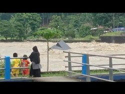 Viral Bendung Gerak Serayu Jebol, Kepala UPT: Itu Kapal Ponton Hanyut!