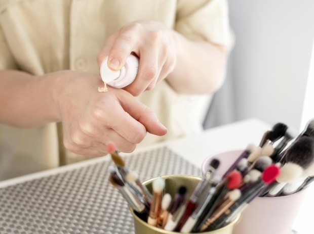 Jika meneliti dengan cermat, maka akan menemukan brand makeup dengan banyak shade.