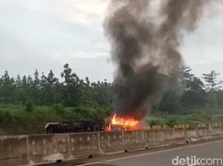 Detik-detik Elf Terbakar di Tol Nganjuk-Madiun