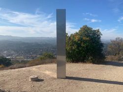 Tugu Logam Misterius Muncul Lagi di Tempat Berbeda