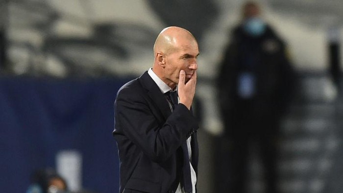 MADRID, SPAIN - OCTOBER 21: Zinedine Zidane, head coach of Real Madrid CF looks on during the UEFA Champions League Group B stage match between Real Madrid and Shakhtar Donetsk at Estadio Alfredo Di Stefano on October 21, 2020 in Madrid, Spain. (Photo by Denis Doyle/Getty Images)