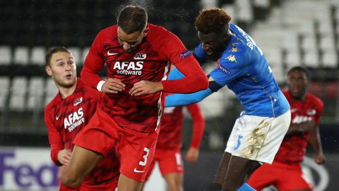 ALKMAAR, NETHERLANDS - DECEMBER 03: Pantelis Hatzidiakos of Alkmaar Zaanstreek battles for possession with Tiemoue Bakayoko of S.S.C. Napoli during the UEFA Europa League Group F stage match between AZ Alkmaar and SSC Napoli at AFAS-Stadium on December 03, 2020 in Alkmaar, Netherlands. Sporting stadiums around Netherlands remain under strict restrictions due to the Coronavirus Pandemic as Government social distancing laws prohibit fans inside venues resulting in games being played behind closed doors. (Photo by Dean Mouhtaropoulos/Getty Images)