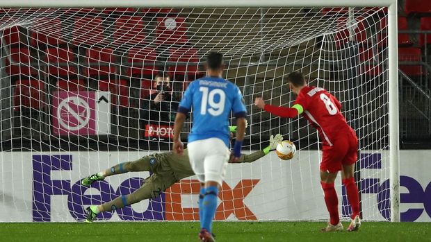 ALKMAAR, NETHERLANDS - DECEMBER 03: David Ospina of S.S.C. Napoli saves a penalty from Teun Koopmeiners of Alkmaar Zaanstreek during the UEFA Europa League Group F stage match between AZ Alkmaar and SSC Napoli at AFAS-Stadium on December 03, 2020 in Alkmaar, Netherlands. Sporting stadiums around Netherlands remain under strict restrictions due to the Coronavirus Pandemic as Government social distancing laws prohibit fans inside venues resulting in games being played behind closed doors. (Photo by Dean Mouhtaropoulos/Getty Images)