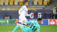 2. Pemain Gladbach Alassane Plea menjadi yang berikutnya. Ia bikin tiga gol saat pesta setengah lusin gol atas Shakhtar pada 3 November 2020. (Foto: AFP/SERGEI SUPINSKY)