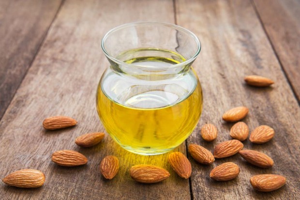 Almond Oil/naturallivingideas.com Minyak almond mudah diresap, membuat minyak ini sangat cocok digunakan untuk rambut yang terlalu banyak menggunakan catokan atau diwarnai.