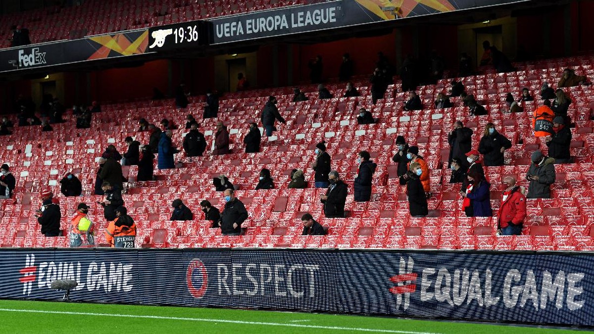 Suporter terlihat datang menyaksikan pertandingan Arsenal vs Rapid Wien di Liga Europa yang berlangsung di Emirates Stadium, London, Jumat (4/12/2020) dini hari WIB.Foto: Mike Hewitt/Getty Images