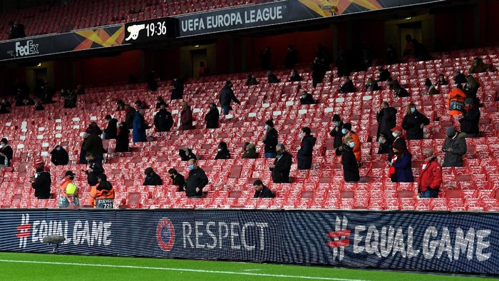 LONDON, ENGLAND - DECEMBER 03: Arsenal FC fans are seen sitting in socially distanced seats prior to the UEFA Europa League Group B stage match between Arsenal FC and Rapid Wien at Emirates Stadium on December 03, 2020 in London, England. A limited number of fans are welcomed back to stadiums to watch elite football across England. This was following easing of restrictions on spectators in tiers one and two areas only. (Photo by Mike Hewitt/Getty Images)