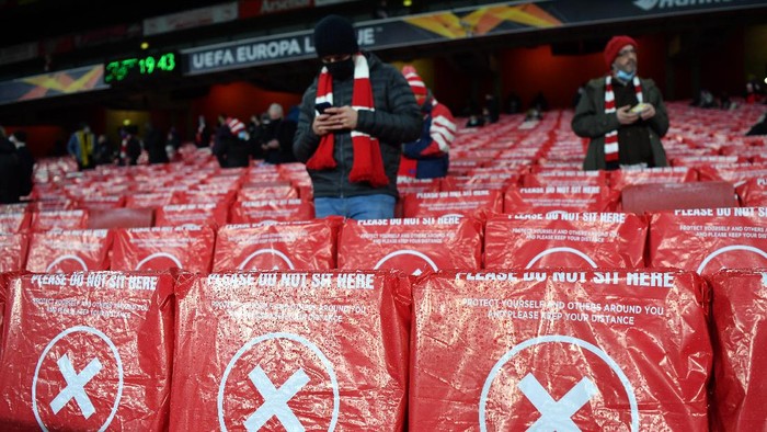 LONDON, ENGLAND - DECEMBER 03: Arsenal FC fans are seen taking their seats in socially distanced seats prior to the UEFA Europa League Group B stage match between Arsenal FC and Rapid Wien at Emirates Stadium on December 03, 2020 in London, England. A limited number of fans are welcomed back to stadiums to watch elite football across England. This was following easing of restrictions on spectators in tiers one and two areas only. (Photo by Mike Hewitt/Getty Images)