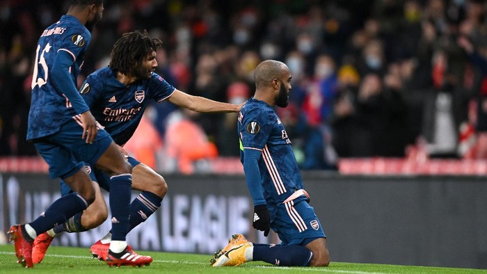 LONDON, ENGLAND - DECEMBER 03: Alexandre Lacazette of Arsenal celebrates with Mohamed Elneny and Ainsley Maitland-Niles after scoring their teams first goal during the UEFA Europa League Group B stage match between Arsenal FC and Rapid Wien at Emirates Stadium on December 03, 2020 in London, England. A limited number of fans are welcomed back to stadiums to watch elite football across England. This was following easing of restrictions on spectators in tiers one and two areas only. (Photo by Mike Hewitt/Getty Images)