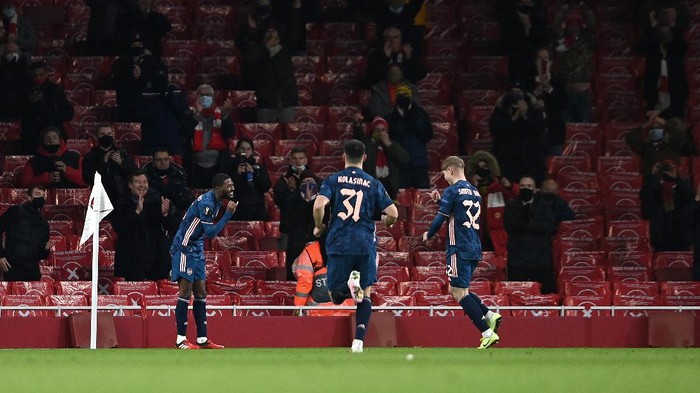 LONDON, ENGLAND - DECEMBER 03: Emile Smith Rowe of Arsenal celebrates with Ainsley Maitland-Niles after scoring their teams fourth goal during the UEFA Europa League Group B stage match between Arsenal FC and Rapid Wien at Emirates Stadium on December 03, 2020 in London, England. A limited number of fans are welcomed back to stadiums to watch elite football across England. This was following easing of restrictions on spectators in tiers one and two areas only. (Photo by Mike Hewitt/Getty Images)