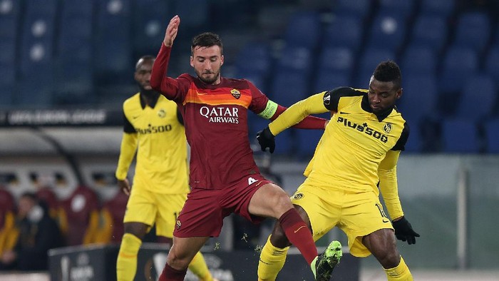 ROME, ITALY - DECEMBER 03: Bryan Cristante of Roma is challenged by Jean-Pierre Nsame of BSC Young Boys during the UEFA Europa League Group A stage match between AS Roma and BSC Young Boys at Stadio Olimpico on December 03, 2020 in Rome, Italy. Sporting stadiums around Italy remain under strict restrictions due to the Coronavirus Pandemic as Government social distancing laws prohibit fans inside venues resulting in games being played behind closed doors. (Photo by Paolo Bruno/Getty Images)