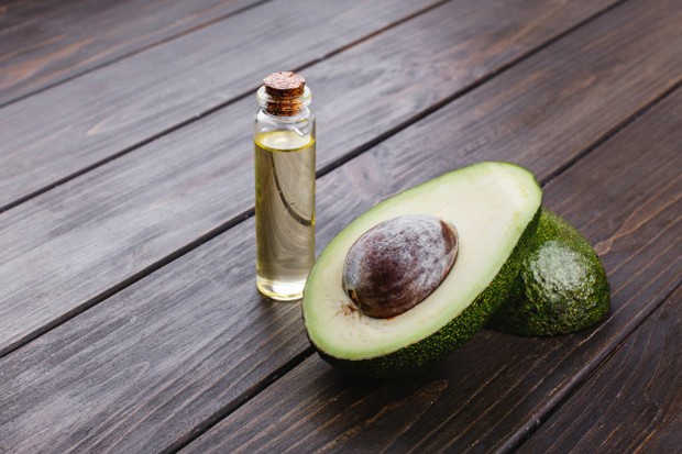 Avocado Oil/freepik.com Salah satu keistimewaan menggunakan minyak alpukat sebagai bahan dasar pelindung panas buatan sendiri adalah melindungi rambut dari semua panas,