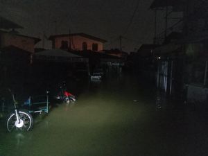 Sudah 24 Jam Banjir di Medan Belum Surut, Listrik Padam
