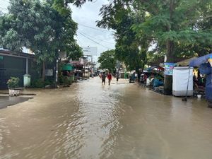 Banjir Juga Rendam Kawasan Medan Helvetia, Air Masuk ke Rumah Warga Banjir Juga Rendam Kawasan Medan Helvetia, Air Masuk ke Rumah Warga