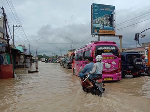 Jalan Terendam Banjir, Lalin Medan Menuju Binjai Macet Parah