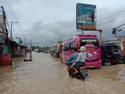 Jalan Terendam Banjir, Lalin Medan Menuju Binjai Macet Parah