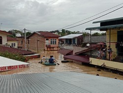 Analisis BMKG soal Penyebab Banjir Seatap Rumah Warga di Medan