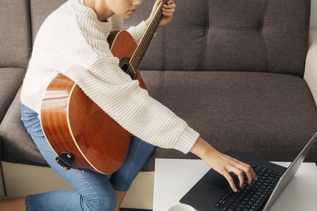 Belajar Gitar/freepik.com Kebanyakan orang yang masih baru mulai belajar enggak mempraktikkan ilmu yang telah mereka dapatkan.
