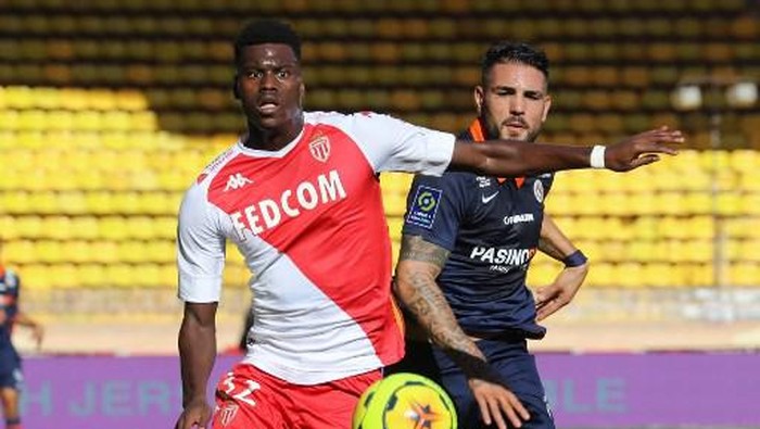 Monacos Benoit Badiashile (L) vies with Montpelliers Andy Delort(R) during the French L1 football match between AS Monaco vs Montpellier Herault SC at the 