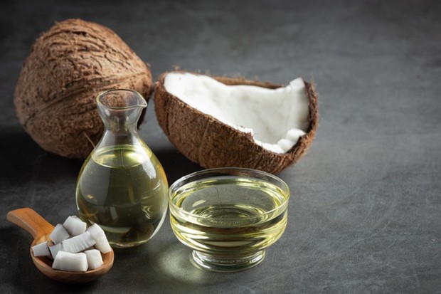 Coconut Oil/freepik.com Dengan titik asap yang rendah, minyak ini merupakan pilihan terbaik bagi kalian yang memiliki rambut halus.