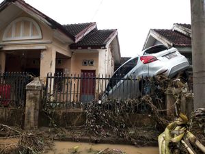 Mobil Nyangkut di Pagar, Begini Ngerinya Efek Banjir Medan