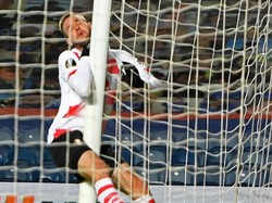 Telak Banget! Hantam Tiang Gawang demi Cetak Gol di Liga Europa