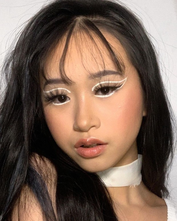 Floating Liner/instagram.com/mariadelouvre Sepertinya tahun 2020 ini kamu tidak memerlukan lagi menempel eyeliner di garis bulu mata kamu.