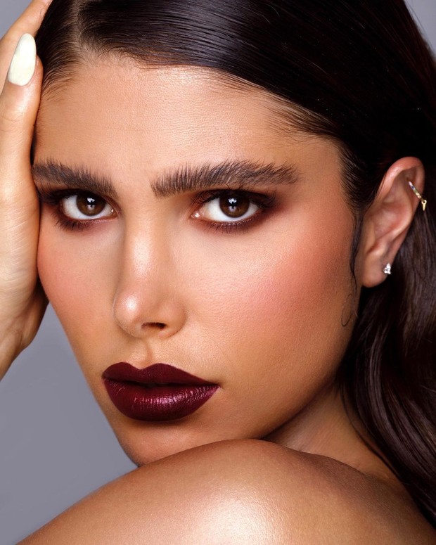 Fluffy Brows/instagram.com/chykapuka Coba ubah tampilan alis kamu menjadi fluffy brows, membuat tampilan alis yang disikat dan disisir ke atas