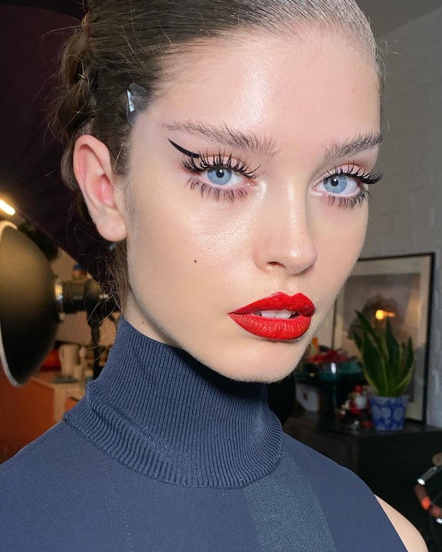 Fluttery Lashes/instagram.com/nikki_makeup Beberapa waktu belakangan ini telah hadir tren fluttery lashes, dimana kamu tidak memerlukan lash extensions untuk mendapat tampilan ini.