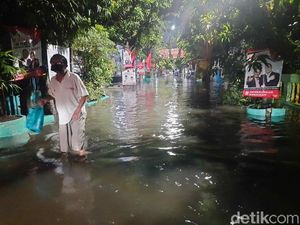 Hujan Lebat di Surabaya Rendam Kawasan Petemon, Warga: Sudah Langganan Hujan Lebat di Surabaya Rendam Kawasan Petemon, Warga: Sudah Langganan
