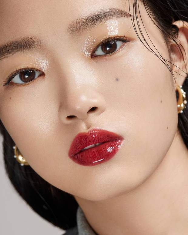 Glass Lips/instagram.com/herabeauty_official Salah satunya menginspirasi tampilan bibir yang serupa yang diberi nama glass lips, tampilan ini memiliki kilau intensitas tinggi dengan tekstur seperti jelly.