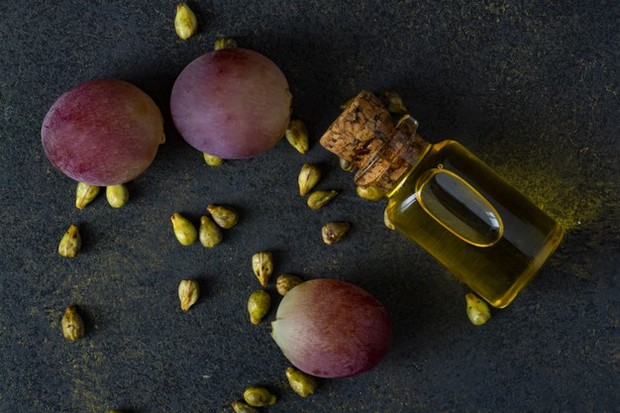Grapeseed Oil/freepik.com Jika kamu memiliki jenis rambut yang tebal tetapi kulit kepala kering, gunakan grapeseed oil untuk meredakan gejala ketombe dan dermatitis.