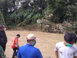 Gubsu Edy Cek Tanggul Jebol di Lokasi Banjir Tanjung Selamat Medan