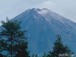Gunung Semeru Kembali Muntahkan Lava Pijar
