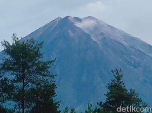 Gunung Semeru Kembali Muntahkan Lava Pijar Gunung Semeru Kembali Muntahkan Lava Pijar