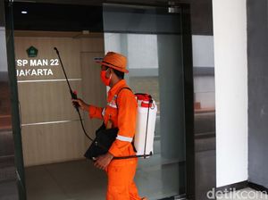 Guru dan Karyawan Positif COVID-19, MAN 22 Disemprot Disinfektan Guru dan Karyawan Positif COVID-19, MAN 22 Disemprot Disinfektan