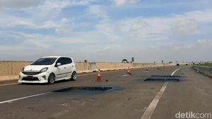 Hati-hati! Jalan Tol Palembang-Kayu Agung Banyak Lubang