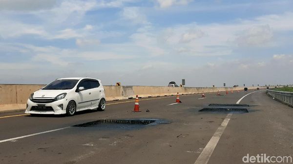 Hati-hati! Jalan Tol Palembang-Kayu Agung Banyak Lubang