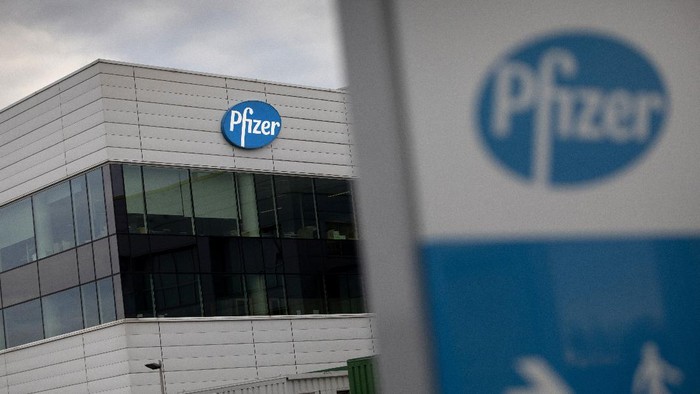 Ilustrasi Vaksin Pfizer FILE - In this Nov. 9, 2020, file photo, a general view of Pfizer Manufacturing Belgium in Puurs, Belgium. Pfizer and BioNTech say theyve won permission Wednesday, Dec. 2, 2020, for emergency use of their COVID-19 vaccine in Britain, the worldâs first coronavirus shot thatâs backed by rigorous science -- and a major step toward eventually ending the pandemic.(AP Photo/Virginia Mayo, File)