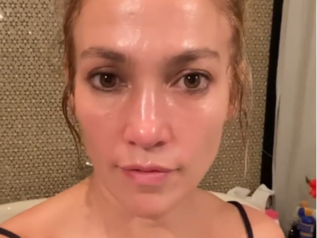 Jennifer Lopez Pamer Wajah Glowing Tanpa Kerutan, Bantah Karena Botox