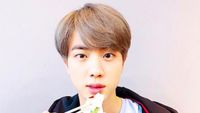 Jin BTS Ulang Tahun ke-29, Ini Momennya Makan Pasta dan Fried Chicken