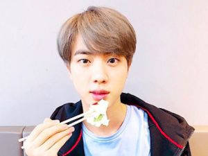 Jin BTS Ulang Tahun ke-29, Ini Momennya Makan Pasta dan Fried Chicken